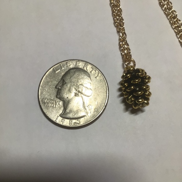 Pinecone pendant Necklace Gold color - Picture 3 of 3